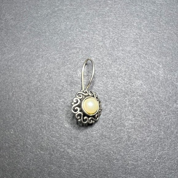 ONE Vintage 925 Sterling Silver Filigree MOP Mother of Pearl Dangle Earring 1.3g - Picture 1 of 6